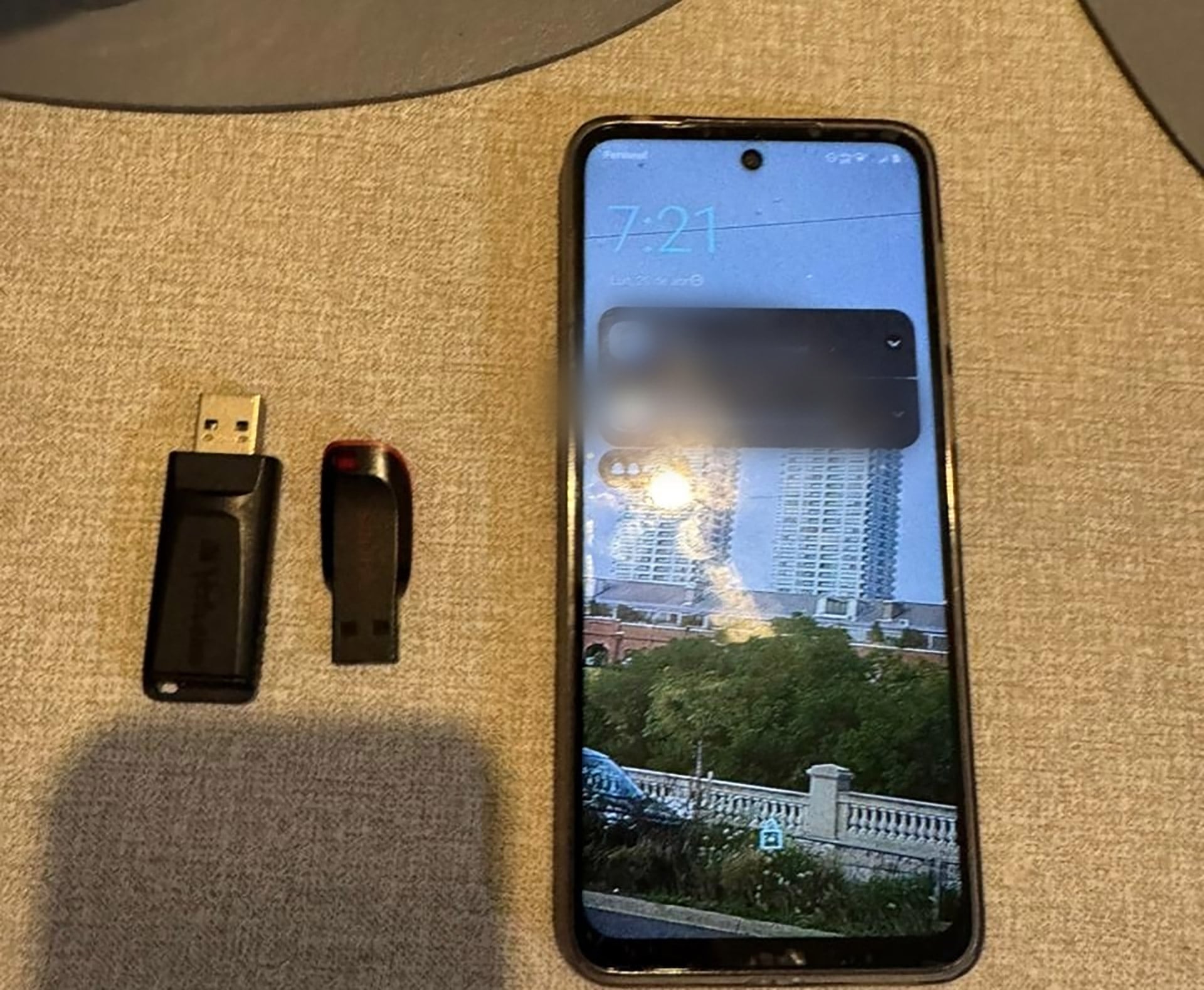 Un celular y dos pendrives, entre los dispositivos secuestrados durante el allanamiento