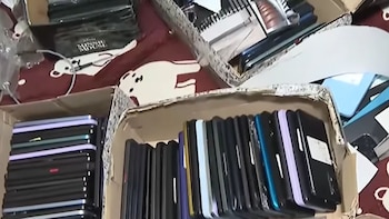 Catorce víctimas llegaron a un edificio de El Agustino y encontraron sus celulares entre los 231 equipos incautados por la Policía - Créditos: Captura de pantalla de Latina.