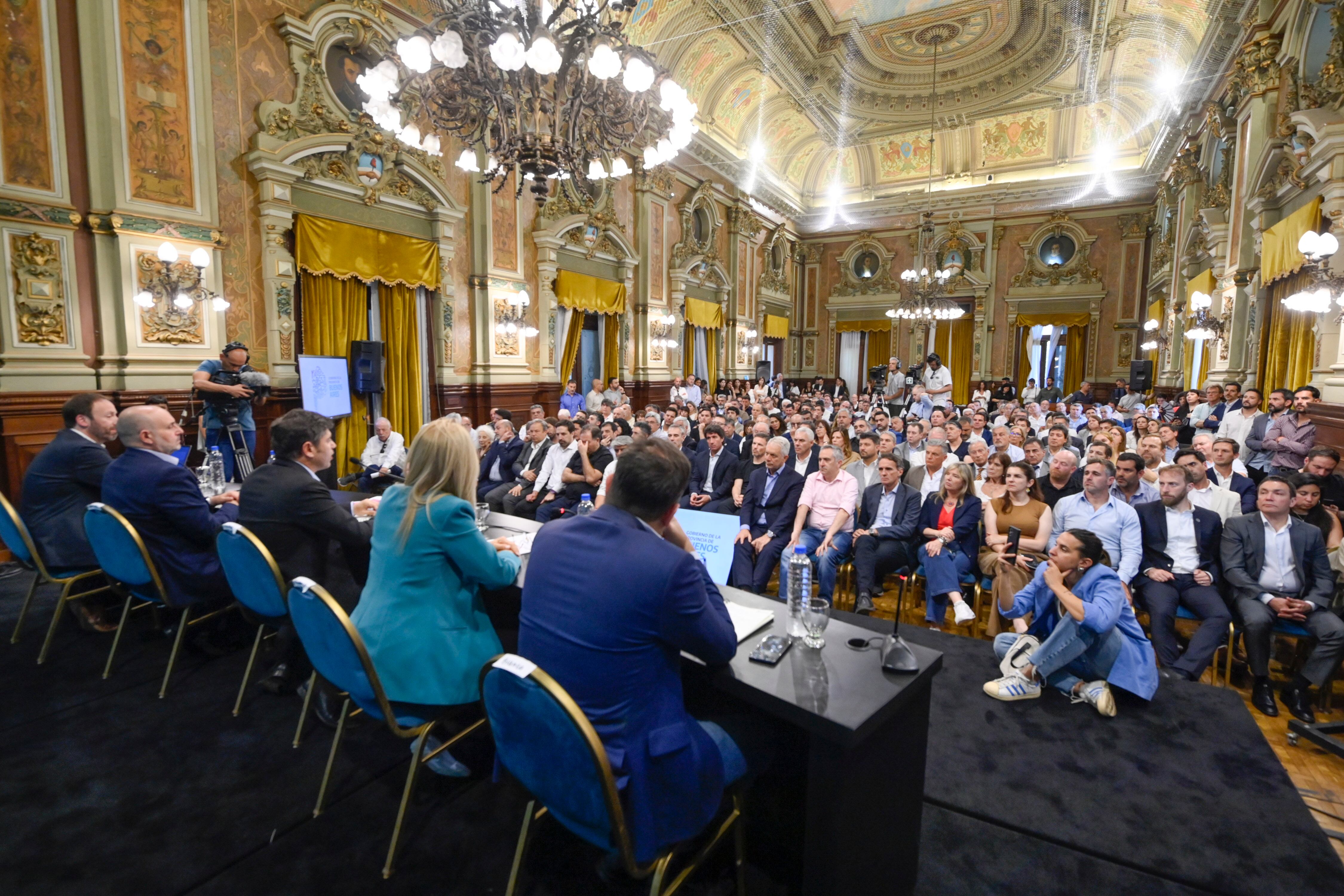 Kicillof presentó el Presupuesto frente a ministros, intendentes, legisladores oficialistas y algunos opositores