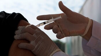 Colombianos inoculados contra covid-19 en