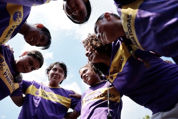 La práctica futbolística busca cuestionar los mandatos de género mediante el desarrollo de la competencia y la confianza en las jugadoras. (EFE/ Rodrigo Sura)
