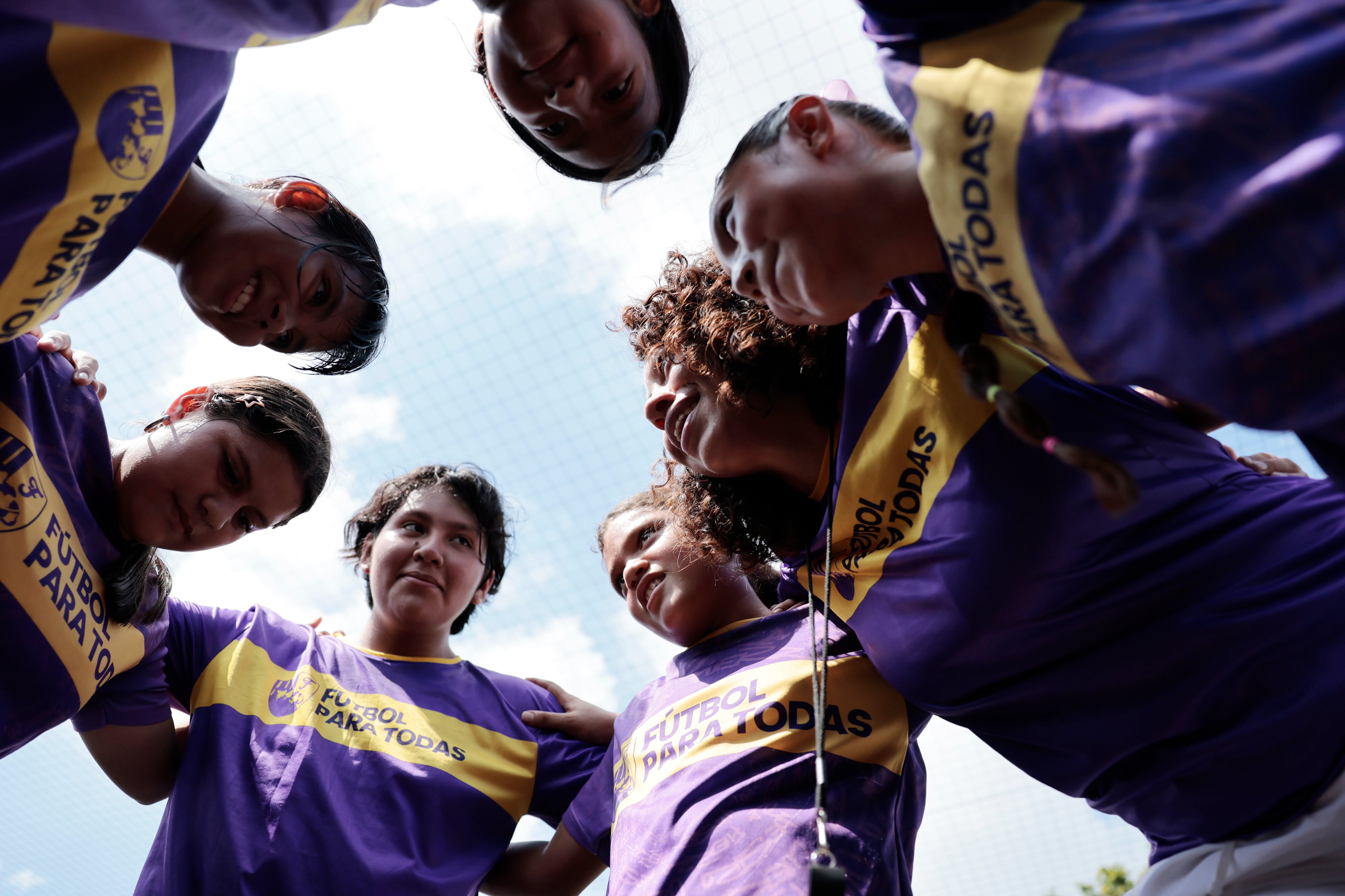 La práctica futbolística busca cuestionar los mandatos de género mediante el desarrollo de la competencia y la confianza en las jugadoras. (EFE/ Rodrigo Sura)