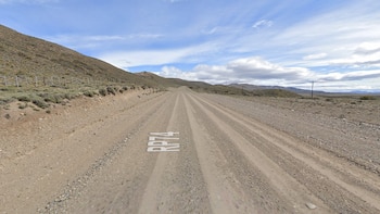 Carretera de ripio marcada como RP74 se extiende por un paisaje semiárido de Chubut con colinas, vegetación baja y cielo con nubes blancas y azules