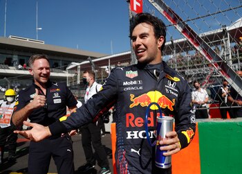 Formula One F1 - Mexico City Grand Prix - Autodromo Hermanos Rodriguez, Mexico City, Mexico - November 7, 2021 Third placed Red Bull's Sergio Perez celebrates with Red Bull Team Principal Christian Horner after the race Pool via REUTERS/Francisco Guasco