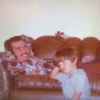 Alejandro de niño, junto a su padre, Vicente Fernández (Instagram: alexoficial)