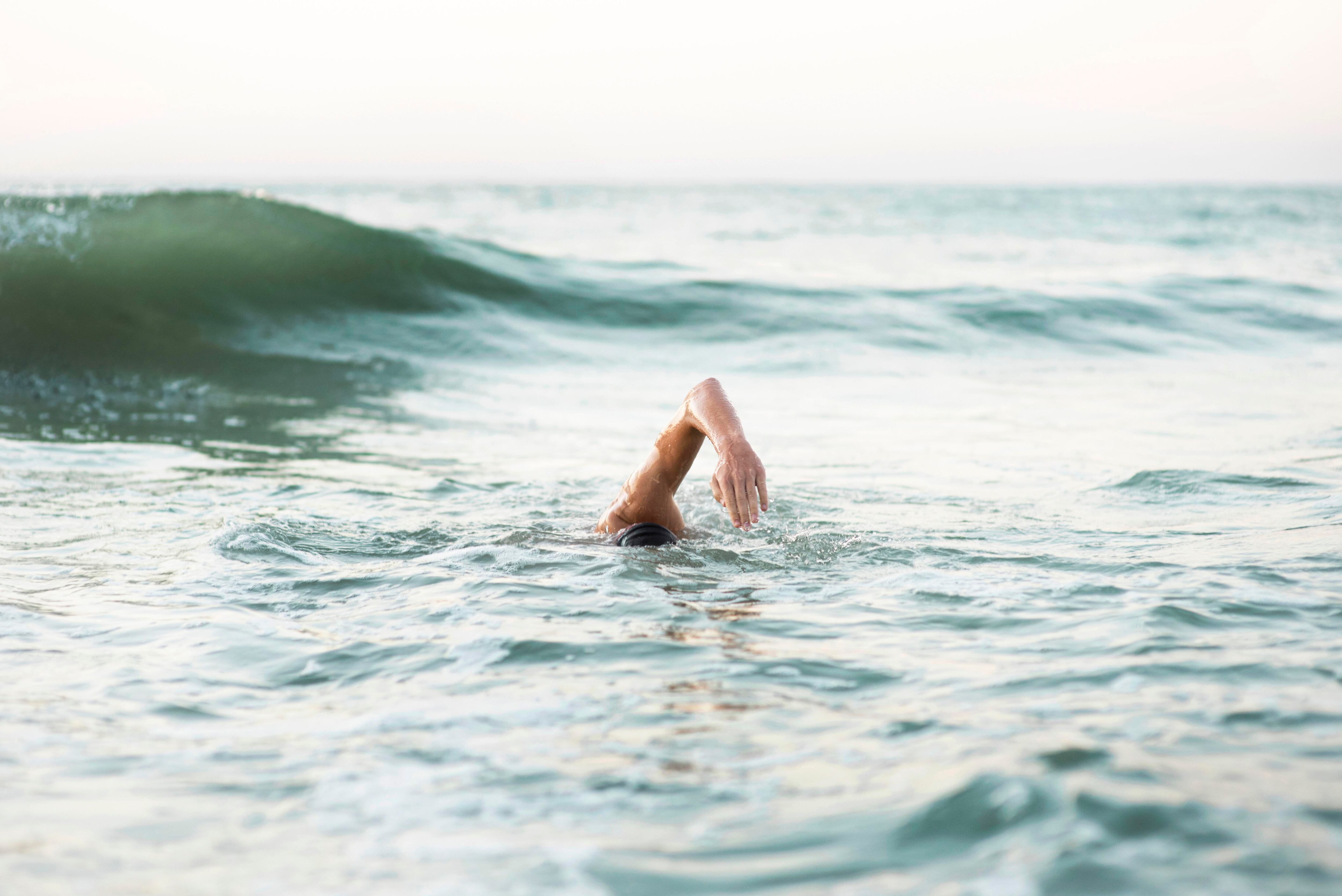 Una persona nadando en el mar (Freepik)