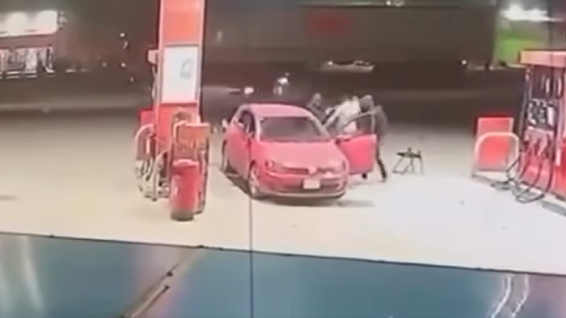 Robo de carro a familia en gasolinera de la comunidad de Xhala, Cuautitlán Izcalli (especial)