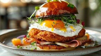 curry amarillo, pollo molido, especias orientales, desayuno proteico, comida balanceada, receta matinal, cocina internacional, plato caliente, opción salada, preparación casera, fusión culinaria, alimento energético, sabor intenso, pan tostado, comida reconfortante - (Imagen Ilustrativa Infobae)