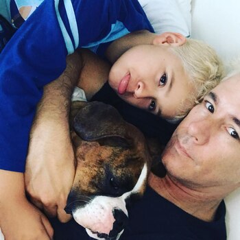 Carrillo junto a su hijo