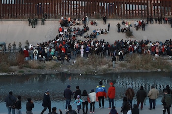 Una multitud de migrantes se