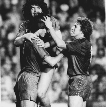 Diego Maradona abraza al Lobo