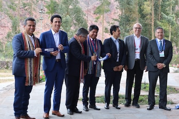 En la fotografía, Juan Fernando Correa, presidente del CADE 2023; Gonzalo Galdós, presidente de IPAE; y autoridades del Cusco | Infobae / Paula Elizalde
