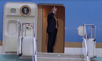 Trump saluda al abordar el Air Force One antiguo en Turquía (captura de video/Reuters)