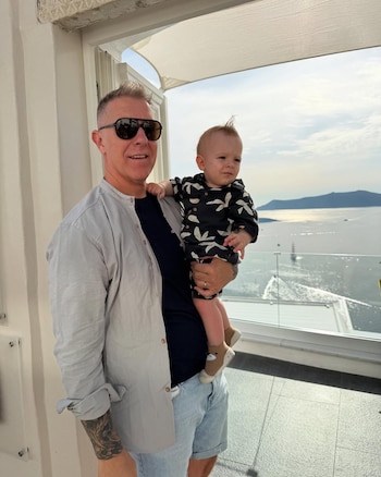 Alejandro sostiene a su hijo