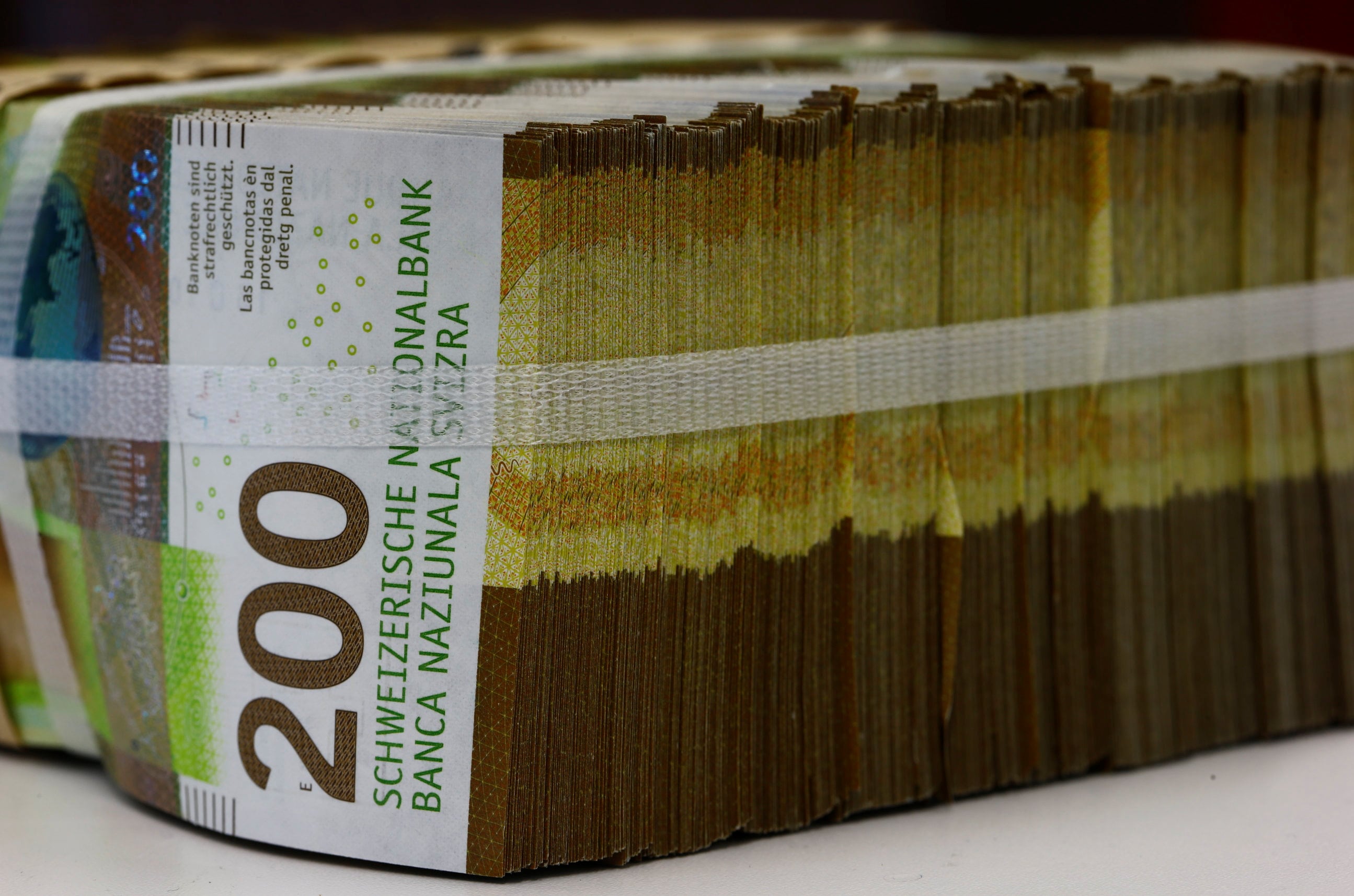 Los beneficios en el cambio de moneda podrían disminuir debido a la apreciación del franco suizo frente al dólar - crédito Arnd Wiegmann/Reuters