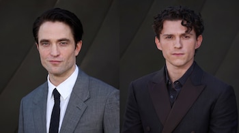 Dos retratos de medio cuerpo de Robert Pattinson a la izquierda con traje gris y Tom Holland a la derecha con traje oscuro, ambos mirando al frente.