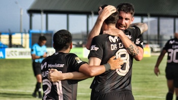 Hernán Da Campo recibiendo abrazos por parte de sus compañeros tras convertir el gol que forzó la ronda de penales ante Atlético Grau. - Crédito: Sport Boys