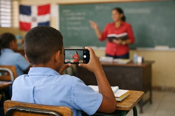 La norma prohíbe la grabación y difusión de imágenes, videos o audios sin consentimiento y promueve la privacidad de toda la comunidad educativa. (Imagen Ilustrativa de Infobae)