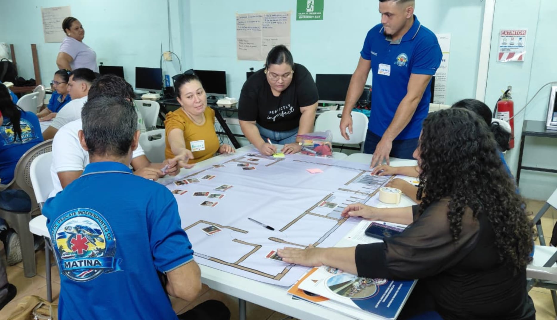 Más de 1,300 personas han participado en las capacitaciones impulsadas por la CNE para fortalecer la respuesta comunitaria ante emergencias. Cortesía: CNE