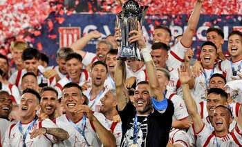 Mariano Andújar levantó el trofeo