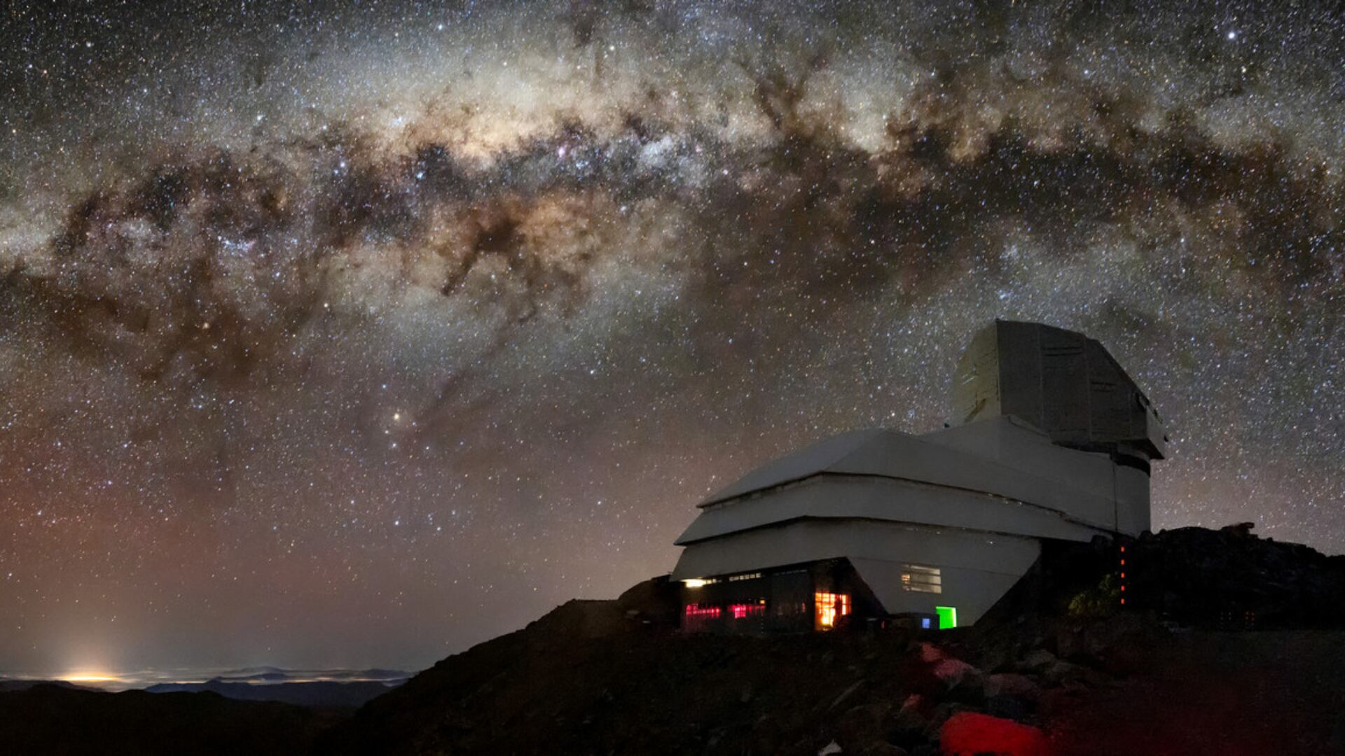 La cámara digital más grande jamás construida permite al Rubin Observatory explorar regiones a millones de años luz de la Tierra. (Rubin Observatory/NSF/AURA/B. Quint)