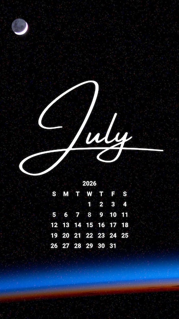 Un calendario de julio de 2026 sobre un fondo de cielo estrellado con una luna creciente y una franja azul y naranja en el horizonte