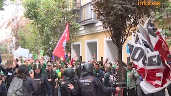 La protesta contra el acto de Santiago Abascal en A Coruña deriva en cargas policiales a los manifestantes y momentos de tensión