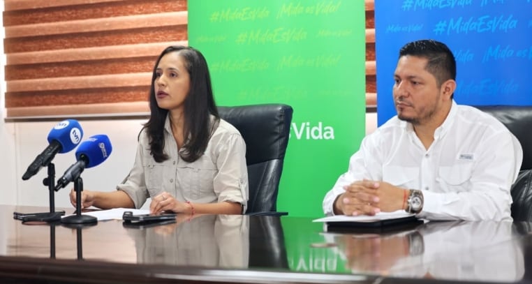 Candy Armuelles, del Programa Nacional de Vigilancia Epidemiológica de la EEB, y Lester Reyes, director nacional de Salud Animal encargado, dieron a conocer la información. (Mida)