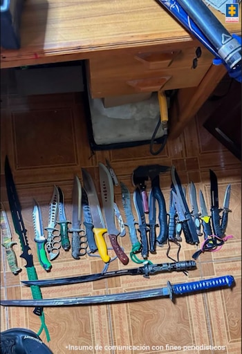 Agentes del Cuerpo Técnico de Investigación (CTI) realizaron el procedimiento en un inmueble de Envigado. Durante el allanamiento incautaron teléfonos celulares, cartuchos calibre 9 mm y 26 armas cortopunzantes, entre otros elementos - crédito Fiscalía General de la Nación