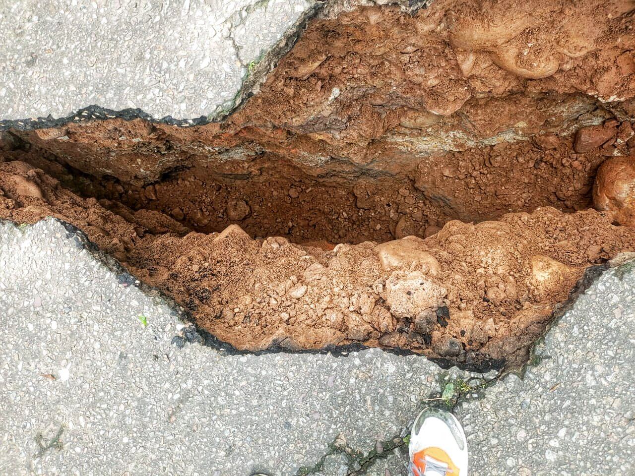 Las grandes grietas en las calles de Medina muestran la gravedad del sismo en la zona - crédito Colombia Oscura