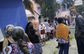 Gente esperando afuera de un