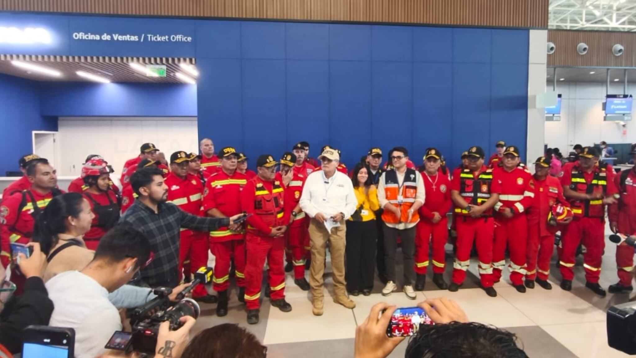 Rescate internacional en Venezuela: equipo peruano libera a una mujer tras más de dos días bajo ruinas