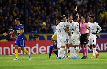 En 2022, Deportivo Cali no solo fue eliminado de Copa Libertadores en fase de grupos, sino que arrancó las malas campañas que lo dejaron al borde del descenso - crédito Agustín Marcarián/REUTERS