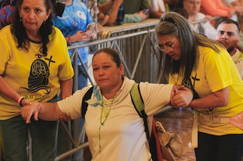 Muchos peregrinos recorren los últimos metros de rodillas como muestra de agradecimiento o para cumplir una promesa de fe. Crédito: Basílica Nuestra Señora de Los Ángeles