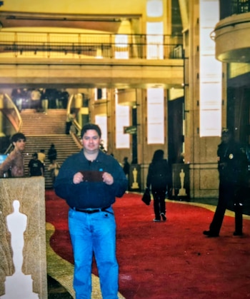 En la entrevista con Infobae, el salvadoreño afirma que aún conserva un pedacito de la alfombra roja, que pudo recorrer en diversas ocasiones durante sus coberturas./(Cortesía)