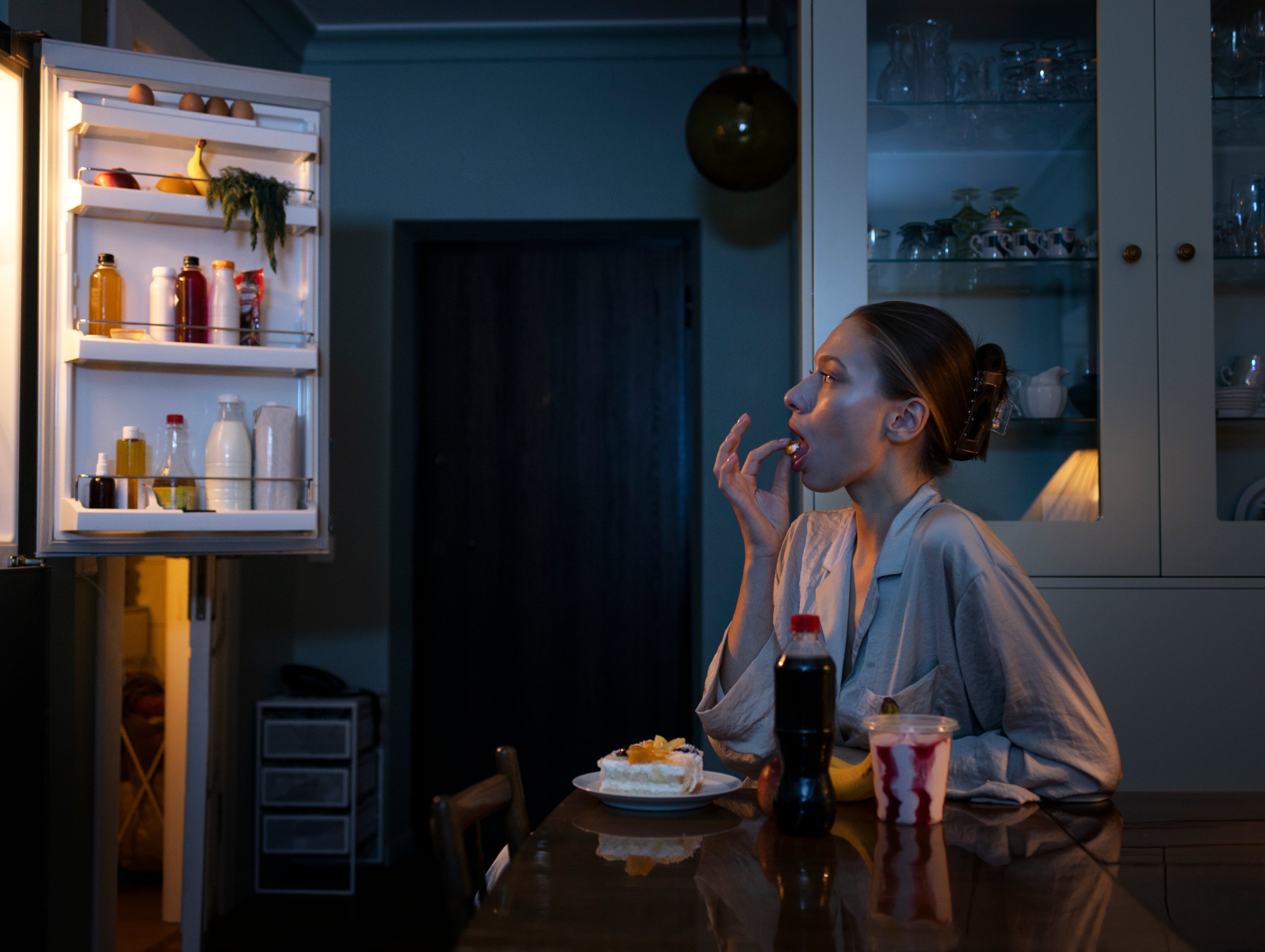 El consumo frecuente de snacks altos en azúcares y grasas saturadas incrementa los niveles de colesterol en sangre (Freepik)