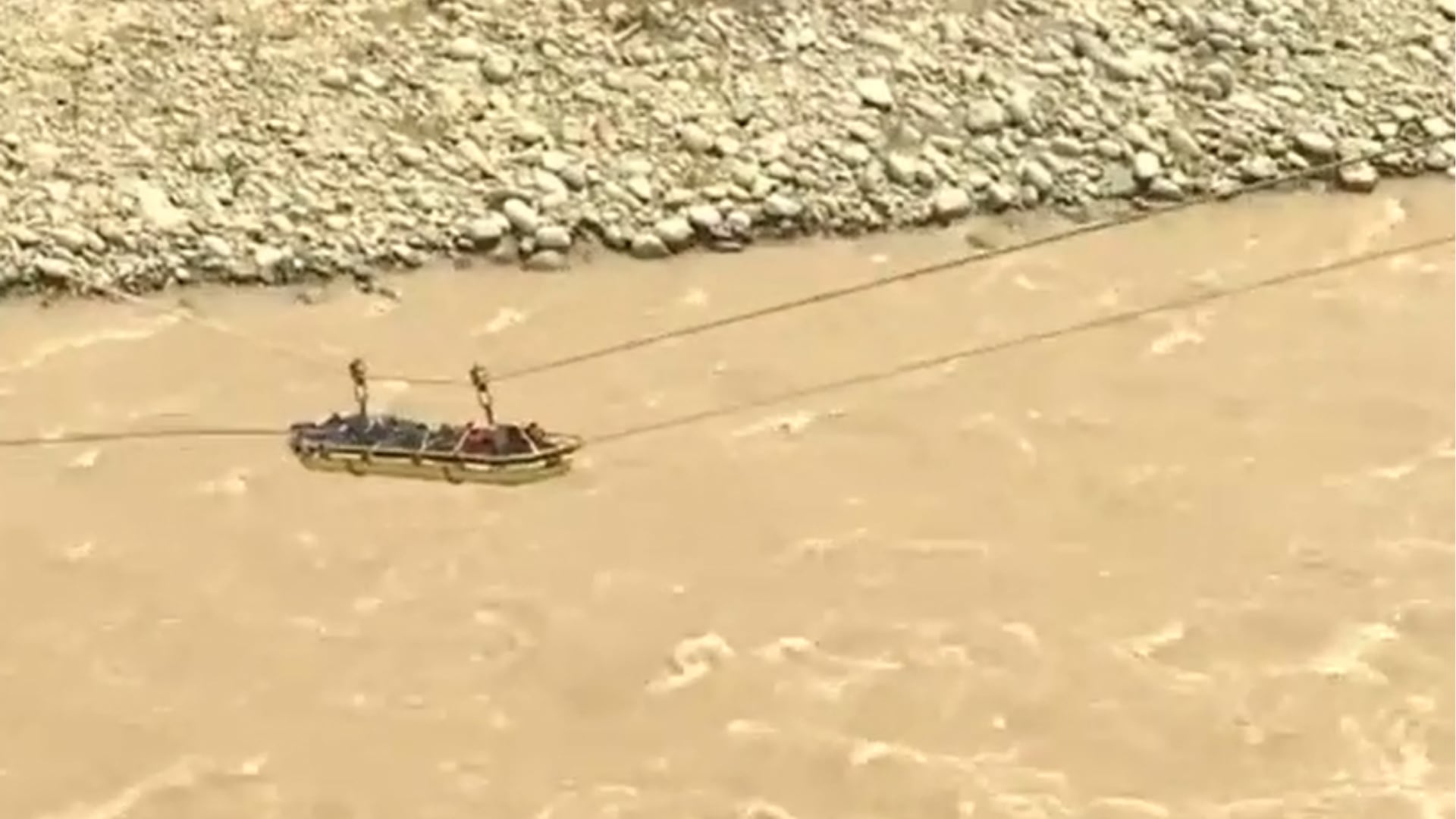 Huida terminó en tragedia: ladrón se lanza al río Rímac y muere durante persecución policial. (Foto: Captura video/América Noticias)