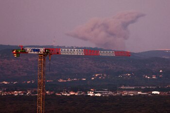 Se levanta humo tras un ataque aéreo de la Fuerza Aérea israelí en un pueblo del sur del Líbano (REUTERS/Gonzalo Fuentes)