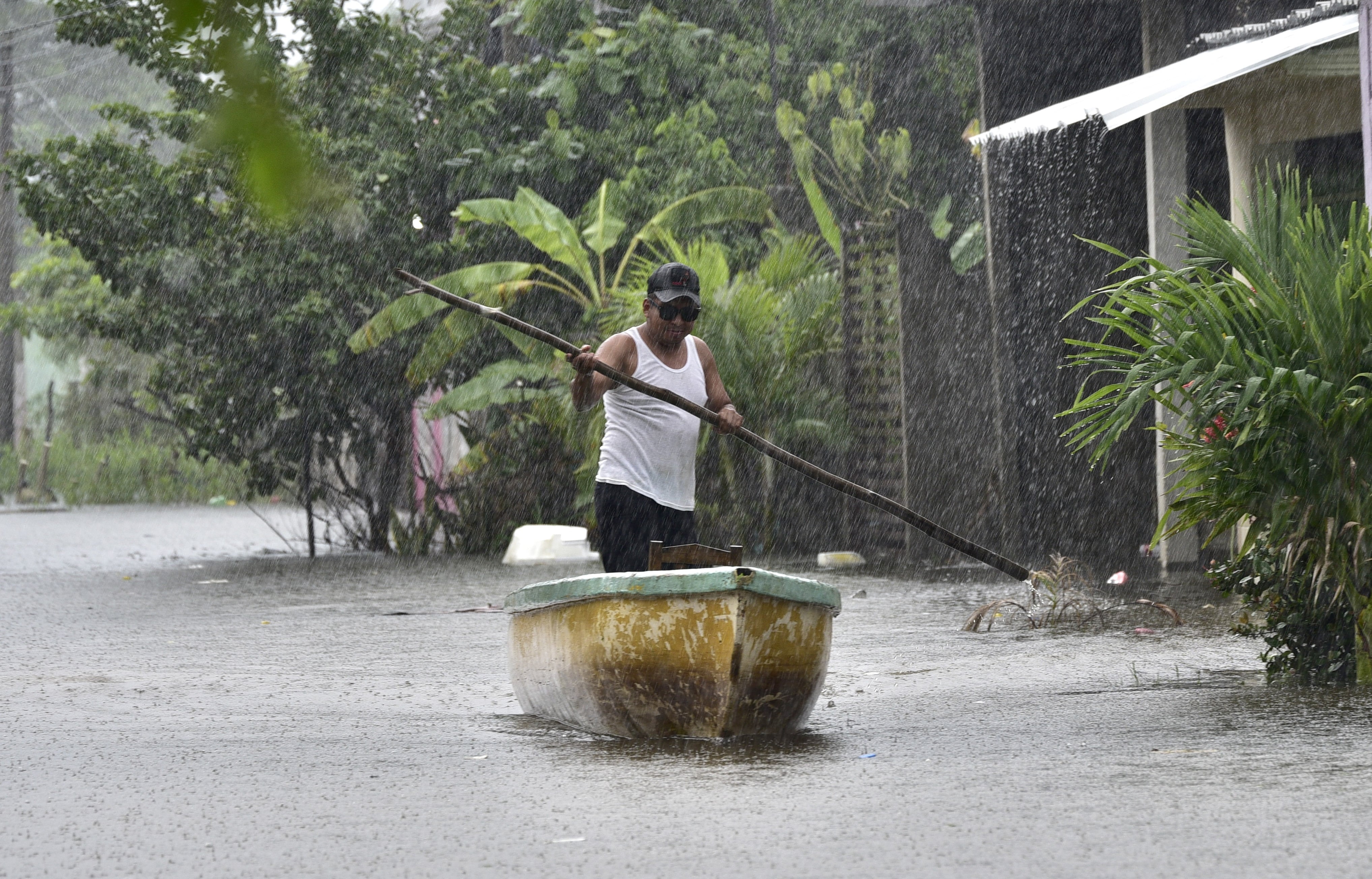 Hombre se moviliza en una canoa en medio de una calle inundada por las intensas lluvias en Villahermosa, estado de Tabasco (2024). EFE/ Jaime Avalos