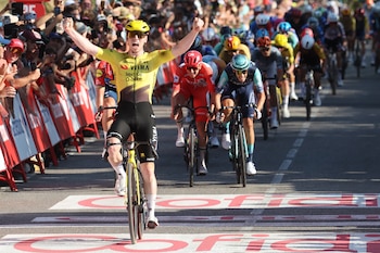 Matthew Brennan ganó la segunda etapa de la Vuelta a España 2026 en Manosque y Tadej Pogacar retuvo el liderato - crédito Javier Lizón/EFE
