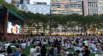 Familias, turistas y residentes convierten el césped en una gran sala de cine al aire libre.