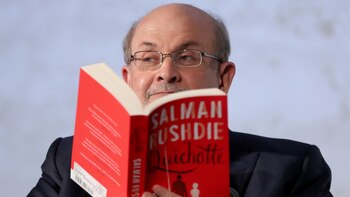Rushdie admite que utiliza su