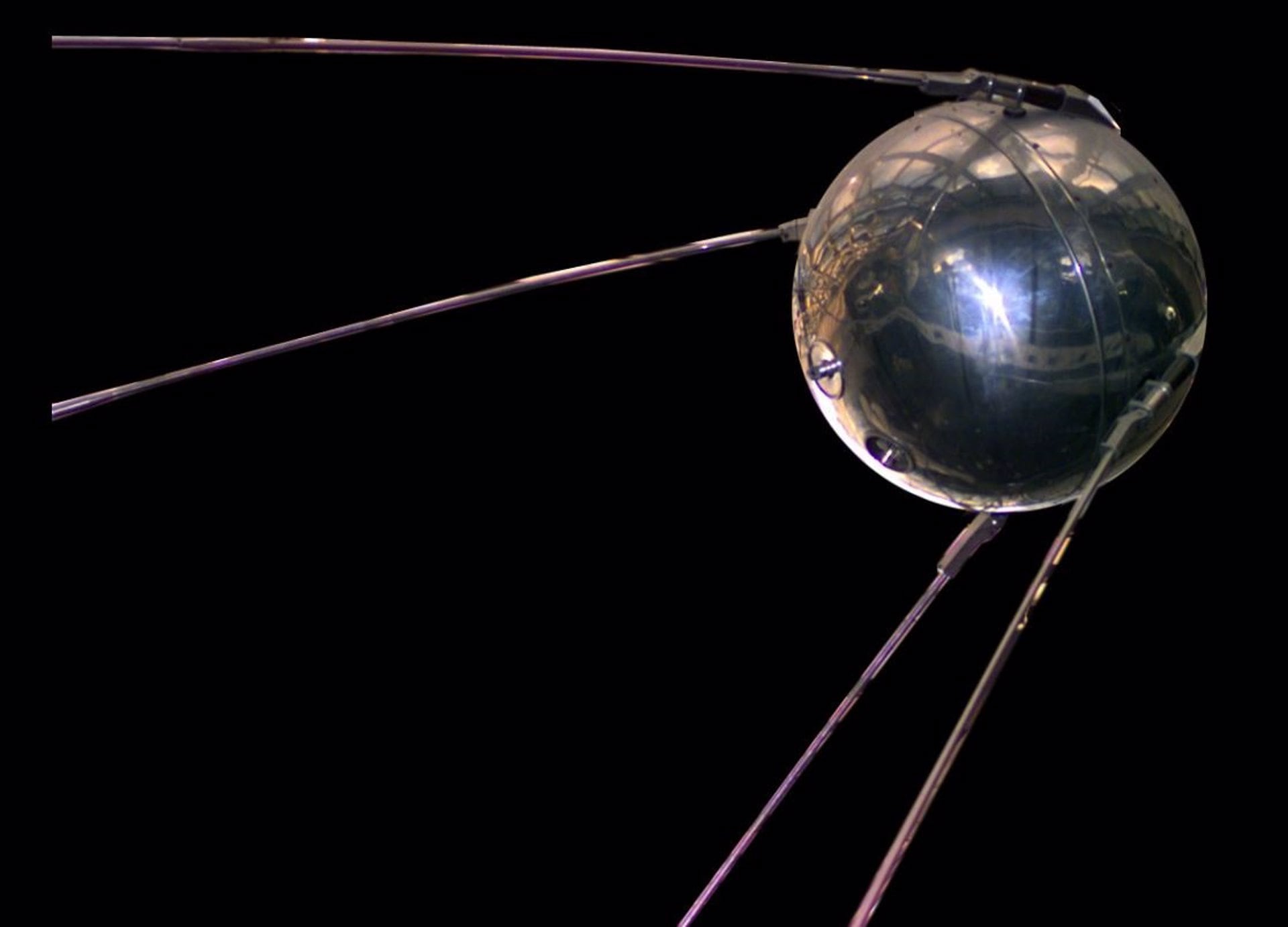 El Sputnik fue el primer satélite artificial lanzado al espacio en 1957. El equipo de científicos aspira que SpudCell sea un hito equivalente en biología sintética./Archivo ROSCOSMOS