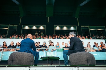 17/09/2026 El Elche CF presenta 'Martínez Valero 1976-2026', un viaje por 50 años de historia..
El Elche CF ha presentado este miércoles el libro 'Martínez Valero 1976-2026', una obra de Antonio J. Pamies que recorre los 50 años de historia del estadio franjiverde, desde su construcción hasta la actualidad, con más de 150 fotografías históricas, muchas de ellas inéditas, que homenajean a uno de los grandes símbolos del club y la ciudad ilicitana.
COMUNIDAD VALENCIANA ESPAÑA EUROPA ALICANTE DEPORTES
ELCHE CF