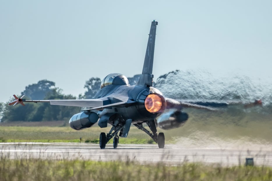 Abarca partes integrantes de las aeronaves, motores, repuestos, armamento real y de entrenamiento (Ministerio de Defensa)