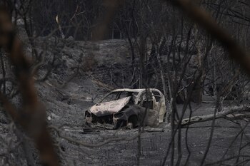 Un vehículo calcinado por el