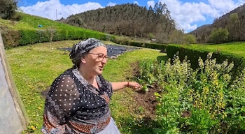 Tere mostrando su huerto. (@hilux_aventura / YouTube)