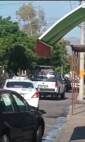 Varios uniformados intentaron detenerlo sin hacer uso de sus armas, pero fue imposible.