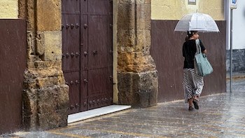 La Aemet alerta de lluvias intensas con granizo y una caída en picado de las temperaturas tras el cambio de tiempo: Tarragona está en nivel rojo