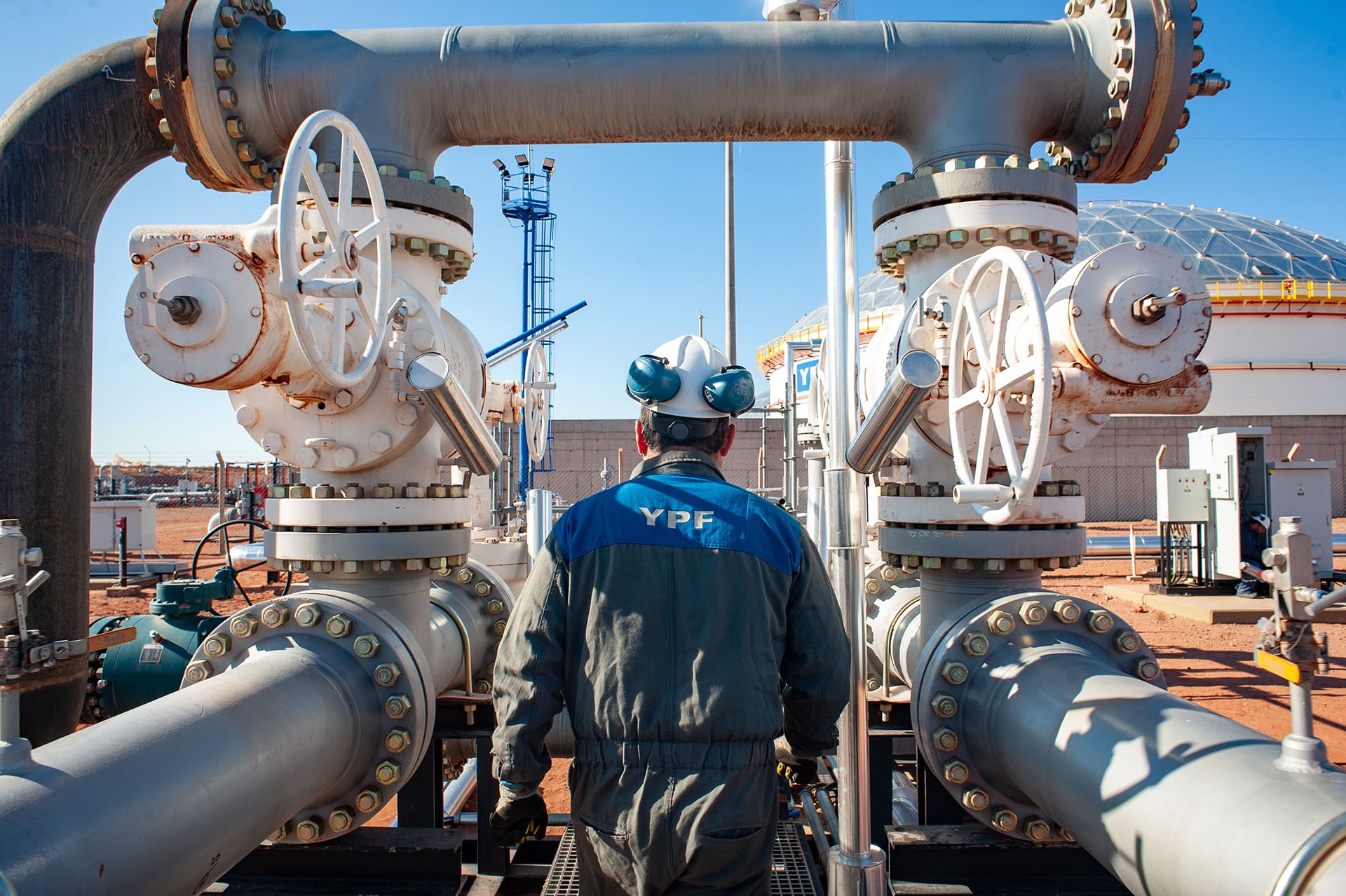 YPF lideró el trimestre por escala operativa, con ingresos upstream de USD 2.021 millones y una reducción del 42% en su costo de extracción respecto del mismo período de 2025.